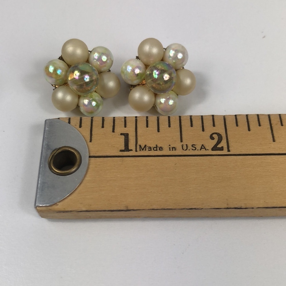 Vintage Clip On Earrings Women’s Signed Japan Cluster Faux Pearl Beads Retrp - Picture 6 of 8